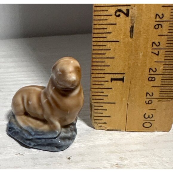 Wade Whimsies England Brown Seal Sea Lion Figurine On Blue Base Red Rose Tea 1.2 - Picture 4 of 4